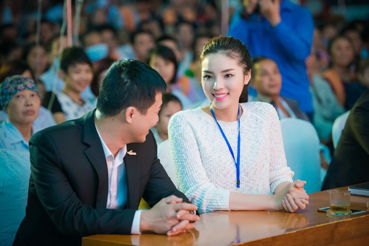 HH Ky Duyen lam dai su mang am nhac den benh vien-Hinh-8